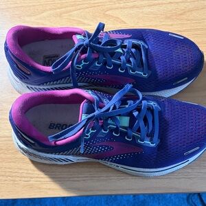 Brooks Womens Athletic Shoe size 9